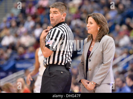 Hartford, CT, USA. 9. November 2013. Samstag, 9. November 2013: Hartford Hawks Head Coach Jennifer Rizzotti mit einer der Beamten in der 1. Hälfte des Womens NCAA Basketball-Spiel zwischen Hartford und Connecticut im XL Center in Hartford, CT. Bill Shettle spricht / Cal Sport Media. Bildnachweis: Csm/Alamy Live-Nachrichten Stockfoto