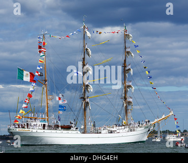 ARM Cuauhtémoc, ein Segel-Schulschiff der mexikanischen Marine, Abfahrt von Helsinki in der Tall Ships Races 2013. Stockfoto