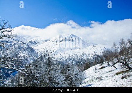 Hochgebirge in Georgien in der Winterzeit Stockfoto
