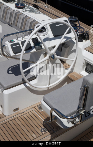 Lenkrad-Steuerelement Panel Cockpit des modernen Luxus Motorboot Stockfoto