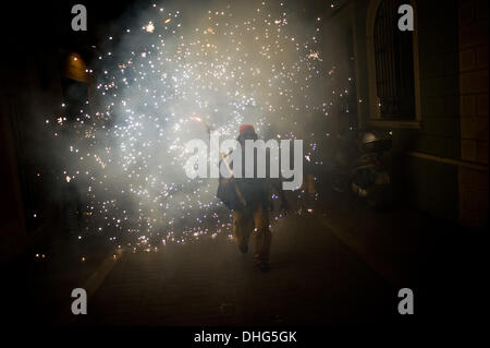 Barcelona, Spanien 9. November 2013. Traditionelle katalanische Teufel inmitten Feuerwerk während der Correfoc (Feuer laufen auf Katalanisch) auf den Straßen von Gracia. Die Straßen von Barcelona Gracia Viertel wurde die Szene eines Feuer-Festivals mit traditionellen katalanischen Teufel als Protagonisten. Correfoc ist eine alte katalanische Tradition, wo Menschen angezogen, wie Teufel Feuerwerkskörper und Fackeln in die Luft sprengen. Stockfoto