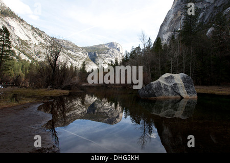 Nord-Dome spiegelt sich in Mirror Lake, Yosemite-Nationalpark, Kalifornien, Vereinigte Staaten von Amerika Stockfoto