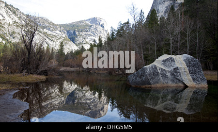 Nord-Dome spiegelt sich in Mirror Lake, Yosemite-Nationalpark, Kalifornien, Vereinigte Staaten von Amerika Stockfoto