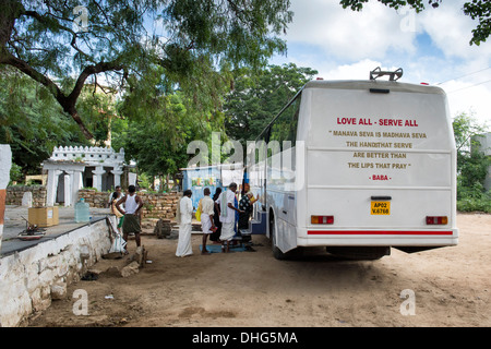 Sathya Sai Baba mobile aufsuchende Krankenhaus Bus geparkt in einem indischen Dorf erhalten Patienten. Andhra Pradesh, Indien Stockfoto