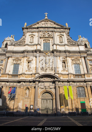 Antwerpen - 4 SEPTEMBER: Westportal der barocken Kirche von Saint Charles Borromeo am 4. September 2013 in Antwerpen, Belgien Stockfoto