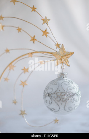 Christmas ornament hängend von einer sternenklaren Halter Stockfoto