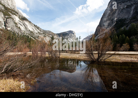 Nord-Dome spiegelt sich in Mirror Lake, Yosemite-Nationalpark, Kalifornien, Vereinigte Staaten von Amerika Stockfoto