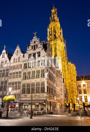 Antwerpen, Belgien - 4 SEPTEMBER: Türme der Kathedrale unserer lieben Frau in Morgen-Dämmerung und der Grote Markt Stockfoto