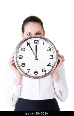 Business-Frau hält eine Uhr vor ihr Gesicht. Isoliert auf weiss. Stockfoto