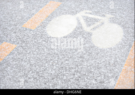 Stadt-Radweg mit frischem Schnee bedeckt Stockfoto