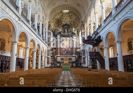 Antwerpen, Belgien - 5. SEPTEMBER: Kirchenschiff von St. Karl Borromäus Kirche am 5. September 2013 in Antwerpen, Belgien Stockfoto