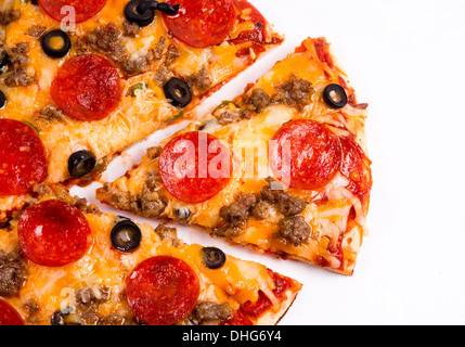 Eine frisch gekochtes Fleisch Peperoni Wurst schwarze Oliven Pizza in Scheiben geschnitten Stockfoto