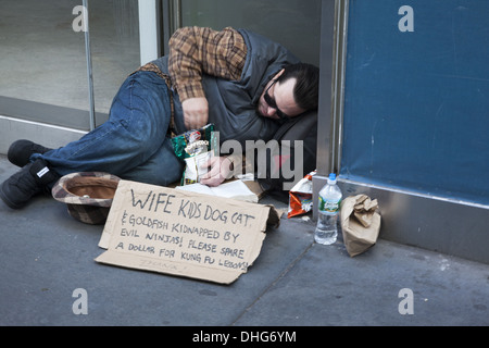 Laid-Back Bettler auf der Straße mit einem Sinn für Humor. Stockfoto