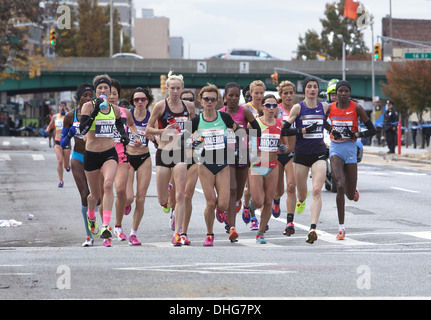 2013 New York City Marathon, weibliche Spitzenreiter entlang 4th Avenue in Brooklyn, Priscah Jeptoo aus Kenia, rechtsextremen, gewann das Rennen. Stockfoto