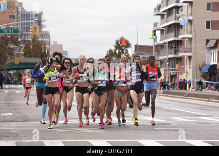 2013 New York City Marathon, weibliche Spitzenreiter entlang 4th Avenue in Brooklyn, Priscah Jeptoo aus Kenia, rechtsextremen, gewann das Rennen. Stockfoto