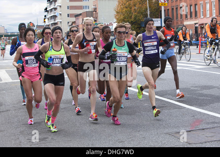 2013 New York City Marathon, weibliche Spitzenreiter entlang 4th Avenue in Brooklyn, Priscah Jeptoo aus Kenia, rechtsextremen, gewann das Rennen. Stockfoto