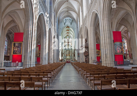 Antwerpen, Belgien - 5. SEPTEMBER: Hauptschiff der Kathedrale unserer lieben Frau am 5. September 2013 in Antwerpen, Belgien Stockfoto