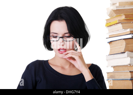 Frauen in der Brille durch Stapel von Büchern. Isoliert auf weiss. Stockfoto