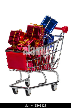 Warenkorb mit Geschenk-Boxen, die isoliert auf weißem Hintergrund Stockfoto