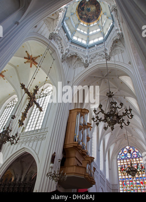 Antwerpen, Belgien - 5. SEPTEMBER: Kuppel und Querschiff der Kathedrale unserer lieben Frau am 5. September 2013 in Antwerpen, Belgien Stockfoto