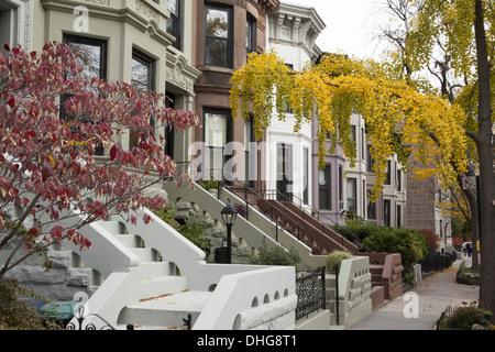 Häuser und Wohnungen in der Wahrzeichen Wohngegend von Brooklyn Park Slope. Stockfoto