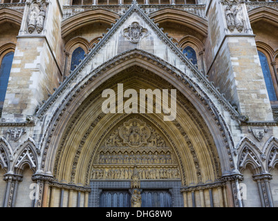 Blick auf den Trumeau und Archivolten auf den Seiteneingang zur Westminster Abbey in London, England Stockfoto