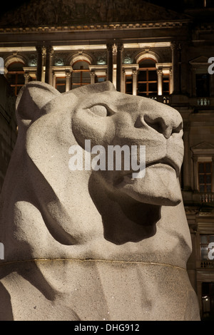 Löwe Skulptur auf dem Ehrenmal vor dem City Chambers, George Square, Glasgow. Stockfoto