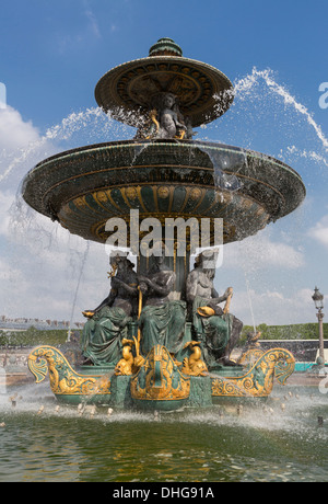 Brunnen von Fluss-Handel und Schiffahrt auf den Champs-Elysees in Paris, Frankreich. Stockfoto