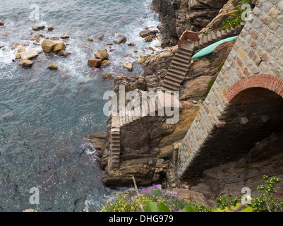 Schritte bis zum Mittelmeer Meer der Cinque Terre, Italien. Stockfoto