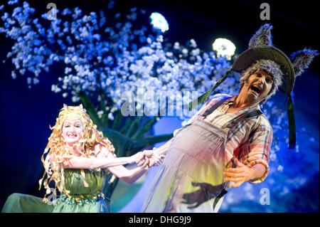 Hamburg, Deutschland. 8. November 2013. Jana Lou als Titania und Ralf Hutter als Zettel (R) handeln während der Generalprobe des Stückes "A Midsummer Night Dream' von Shakespeare in der Kinder-und Jugendtheater in Hamburg, Deutschland, 8. November 2013. Foto: Pauline Willrodt/Dpa/Alamy Live News Stockfoto