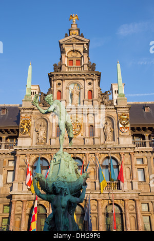 Antwerpen - Rathaus und Brabo-Brunnen im Morgenlicht Stockfoto