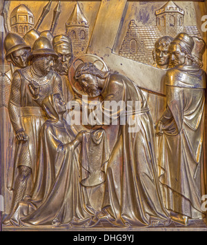 Antwerpen, Belgien - 5. SEPTEMBER: Jesus und Veronica am Kreuz Weg. Metallrelief von Joriskerk oder st. Georg Kirche Stockfoto