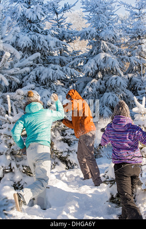 Snowball Kampf Winter Freunde, die Spaß im Schnee draußen spielen Stockfoto