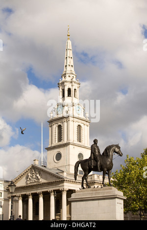 Reiterstatue von Charles ich am Trafalgar Square mit Kirche von Saint Martin in the Fields im Hintergrund Stockfoto