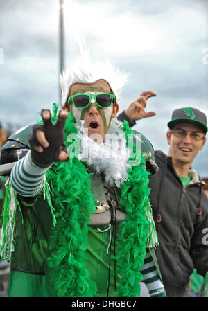 Denton, Texas, USA. 9. November 2013. 9. November 2013: North Texas grün meine Fans jubeln für ihr Team während der NCAA Football-Spiel zwischen UTEP Miners und dem North Texas bedeutet grün Apogee-Stadion in College Station, Texas. UNT gewinnt gegen UTEP, 41-7. © Csm/Alamy Live-Nachrichten Stockfoto