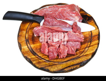 Draufsicht der geschnittenen rohem Fleisch und Keramik Messer auf Holz Schneidebrett isoliert auf weißem Hintergrund Stockfoto