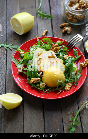 saftige Salat mit Birnen und Walnüssen, Essen Stockfoto