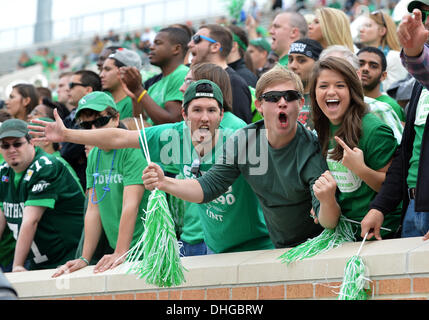 Denton, Texas, USA. 9. November 2013. 9. November 2013: North Texas grün meine Fans jubeln für ihr Team während der NCAA Football-Spiel zwischen UTEP Miners und dem North Texas bedeutet grün Apogee-Stadion in College Station, Texas. UNT gewinnt gegen UTEP, 41-7. © Csm/Alamy Live-Nachrichten Stockfoto