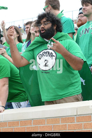 Denton, Texas, USA. 9. November 2013. 9. November 2013: North Texas grün meine Fans jubeln für ihr Team während der NCAA Football-Spiel zwischen UTEP Miners und dem North Texas bedeutet grün Apogee-Stadion in College Station, Texas. UNT gewinnt gegen UTEP, 41-7. © Csm/Alamy Live-Nachrichten Stockfoto