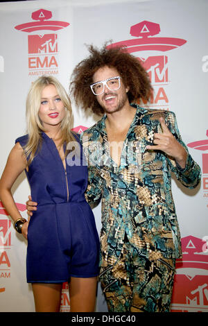 Amsterdam, Niederlande. 9. November 2013. Musik-Künstler Redfoo (R) und MTV-Hostess Laura Whitmore an der Pressekonferenz von 2013 MTV EMAs aka MTV Europe Music Awards am Westerunie in Amsterdam, Niederlande, 9. November 2013 teilnehmen. Foto: Hubert Boesl/Dpa/Alamy Live News Stockfoto