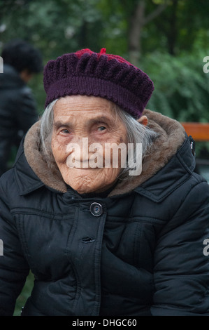 Ältere Frau, warm gekleidet, in Chengdu, Sichuan, China Stockfoto