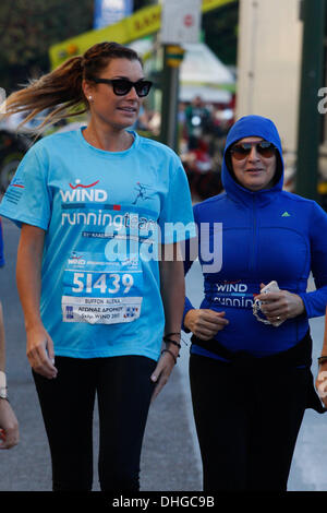 Athen, Griechenland. 10. November 2013. ALENA SEREDOVA BUFFON lief in Athen Classic Marathon als ein SOS-Kinderdorf Dörfer Unterstützer. Bildnachweis: Aristidis Vafeiadakis/ZUMAPRESS.com/Alamy Live-Nachrichten Stockfoto