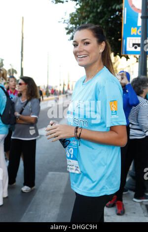 Athen, Griechenland. 10. November 2013. ALENA SEREDOVA BUFFON lief in Athen Classic Marathon als ein SOS-Kinderdorf Dörfer Unterstützer. Bildnachweis: Aristidis Vafeiadakis/ZUMAPRESS.com/Alamy Live-Nachrichten Stockfoto