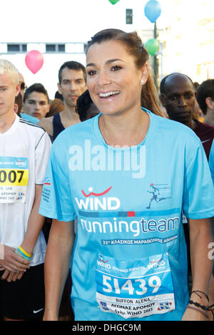 Athen, Griechenland. 10. November 2013. ALENA SEREDOVA BUFFON lief in Athen Classic Marathon als ein SOS-Kinderdorf Dörfer Unterstützer. Bildnachweis: Aristidis Vafeiadakis/ZUMAPRESS.com/Alamy Live-Nachrichten Stockfoto