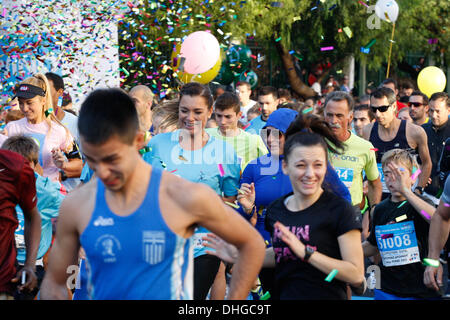 Athen, Griechenland. 10. November 2013. ALENA SEREDOVA BUFFON lief in Athen Classic Marathon als ein SOS-Kinderdorf Dörfer Unterstützer. Bildnachweis: Aristidis Vafeiadakis/ZUMAPRESS.com/Alamy Live-Nachrichten Stockfoto