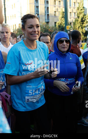 Athen, Griechenland. 10. November 2013. ALENA SEREDOVA BUFFON lief in Athen Classic Marathon als ein SOS-Kinderdorf Dörfer Unterstützer. Bildnachweis: Aristidis Vafeiadakis/ZUMAPRESS.com/Alamy Live-Nachrichten Stockfoto