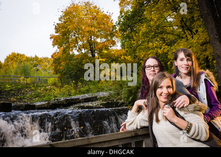 Drei Schwestern zusammen, Herbst, Stream auf Hintergrund Stockfoto