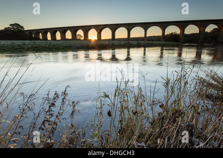 Ticket-Reiten - Arthington Viadukt und den Spiegel beruhigen Flusses Wharfe in West Yorkshire Stockfoto