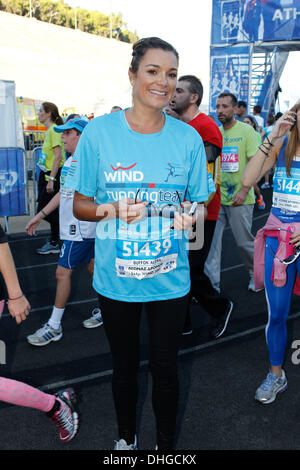 Athen, Griechenland. 10. November 2013. ALENA SEREDOVA BUFFON lief in Athen Classic Marathon als ein SOS-Kinderdorf Dörfer Unterstützer. Bildnachweis: Aristidis Vafeiadakis/ZUMAPRESS.com/Alamy Live-Nachrichten Stockfoto