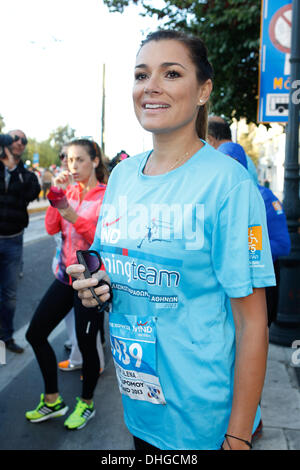 Athen, Griechenland. 10. November 2013. ALENA SEREDOVA BUFFON lief in Athen Classic Marathon als ein SOS-Kinderdorf Dörfer Unterstützer. Bildnachweis: Aristidis Vafeiadakis/ZUMAPRESS.com/Alamy Live-Nachrichten Stockfoto